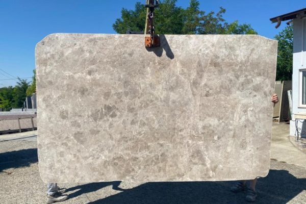 venus storm lustruit 2 cm slab 053 600x400 Transformă-ți Spațiul Exterior într-o Oază de Eleganță și Confort cu Calcarul sau Travertinul blog