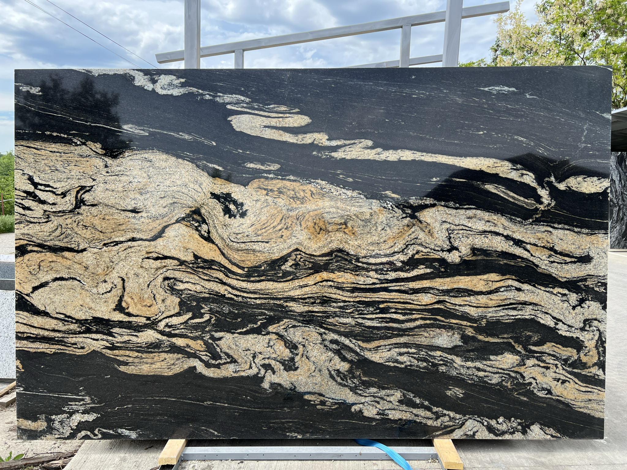 granit titanium gold Granitul: Puterea Naturii Încorporată în Designul Casei Tale blog