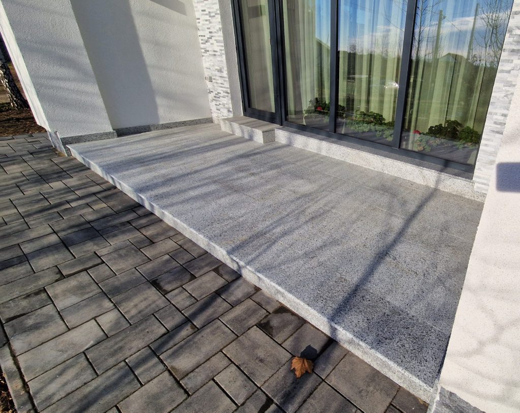 WhatsApp Image 2025 01 20 at 16.02.39 1 1024x814 Compararea finisajelor: Lustruit vs. Fiamat in utilizarea placii de granit Padang Crystal blog