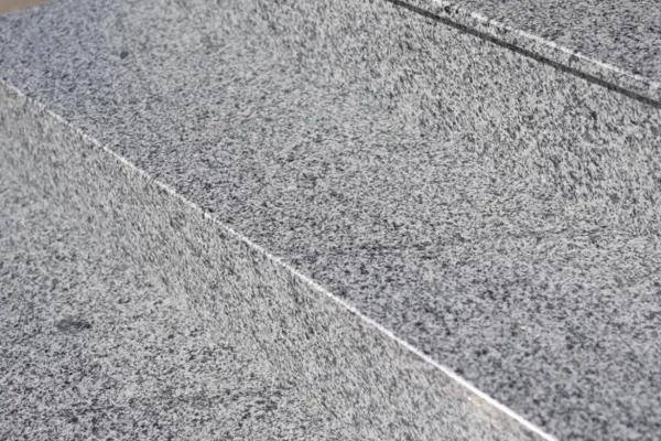 image 2025 02 26 110539782 600x400 Contratreapta granit Padang Crystal lustruit - Detalii blog