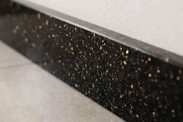 plinta galaxy black 600x400 - Plinta granit Galaxy Black lustruit 60 x 7 x 2 cm  - 1 lungime bizotata plinte