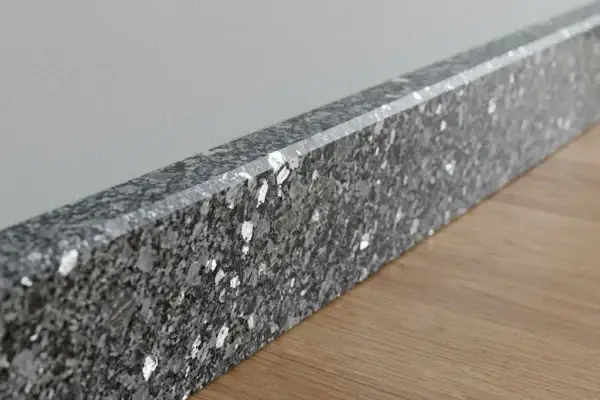plinta granit steel gray lustruit 600x400 - Plinta granit Steel Grey lustruit 60 x 7 x 2 cm  - 1 lungime bizotata plinte