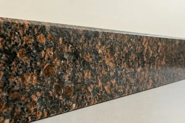 plinta granit tan brown 600x400 - Plinta granit Tan Brown lustruit 60 x 7 x 2 cm  - 1 lungime bizotata plinte