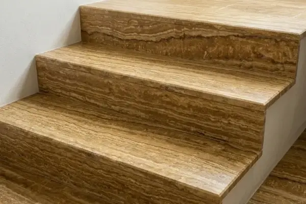 trepte contratrepte travertin yellow vein cut 600x400 - Treapta Travertin Yellow Vein Cut lustruit chituit 115 x 33 x 2 cm  - 1 lungime bizotata trepte-si-contratrepte