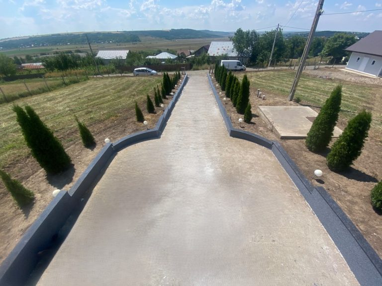 Glafuri exterioare din granit Steel Grey lustruit gri-antracit, vedere de ansamblu asupra zidurilor de lângă aleea de acces