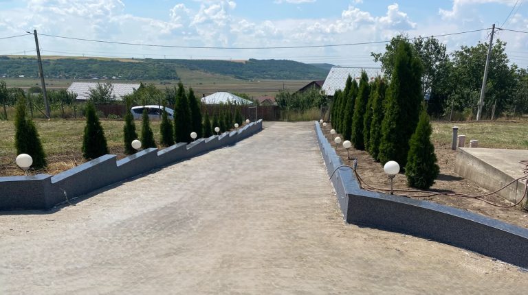 Glafuri exterioare din granit Steel Grey lustruit gri-antracit, pe zidurile laterale ale aleii de acces