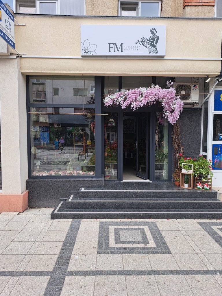 Trepte exterioare din granit Steel Grey lustruit gri-antracit la intrarea unui spațiu comercial